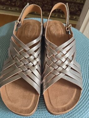 EASY SPIRIT BRAND WOMEN'S SHINY GOLDTONE SUMMER SANDALS SIZE 11N (11 NARROW)